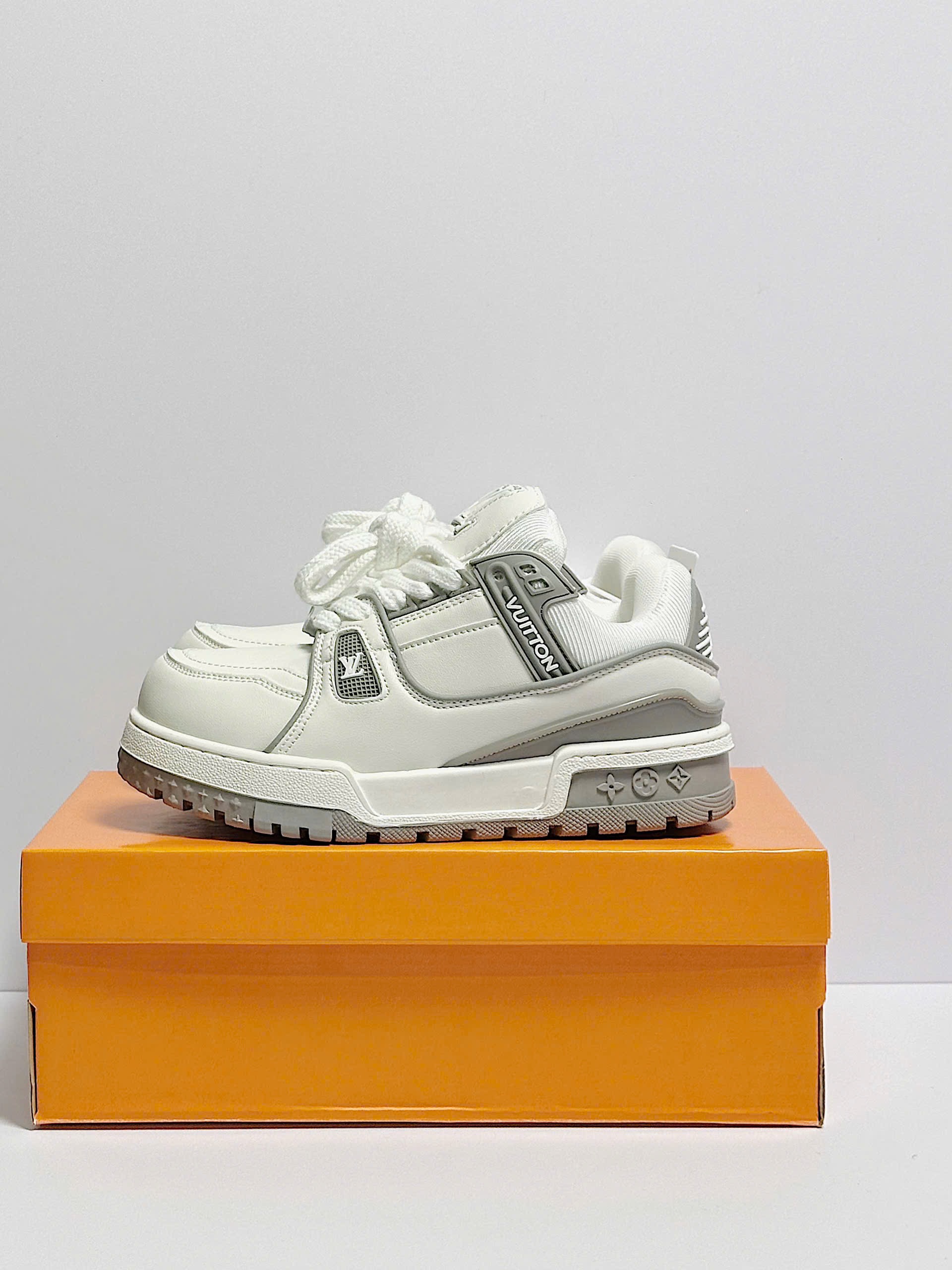 LV Charm kem trắng SC